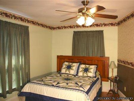 The Young House Bed And Breakfast Millinocket Habitación foto